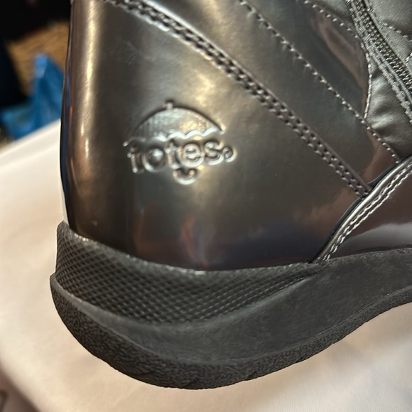 Woman’s Kileen Totes boots in size 9W.  These are new without tag - Picture 3 of 8